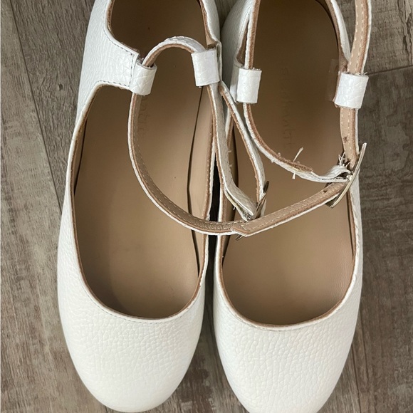 Elephantito White Leather Celina Mary Janes. Kids 1.5. Good UC.